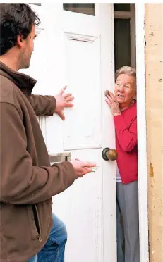  ?? SYMBOLFOTO: ISTOCK ?? Ein junger Mann klingelt bei einer Seniorin an der Tür.