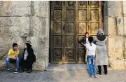  ?? HASSAN AMMAR / THE ASSOCIATED PRESS ?? A woman takes a picture of her daughter Thursday in front the 7 th century Umayyad Mosque in Damascus.