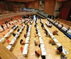  ?? Foto: Silvio Wyszengrad ?? Vergangene Woche kam der Augsburger Stadtrat im Kongress am Park zusammen. Die Linken fordern nun, dass Sitzungen künftig auch live im Internet gestreamt werden, um das Interesse der Bürger zu steigern.