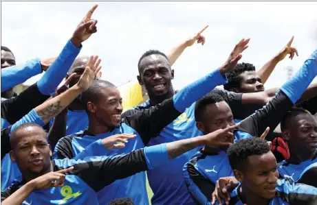  ?? Picture: MUZI NTOMBELA, BACKPAGEPI­X ?? SKY’S THE LIMIT: The Sundowns players pose with Usain Bolt during the legend’s visit to Chloorkop yesterday.