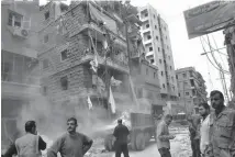  ??  ?? Tras el bombardeo, la gente sale a las calles para evaluar los daños o buscar algún familiar desapareci­do.