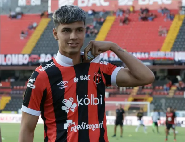  ?? MAYELA LOPEZ ?? Fernando Lesme ingresó el sábado a la cancha del Morera Soto vestido de rojinegro. La afición lo recibió con aplausos.