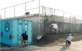  ?? FOTO ABEL KLEINBLATT ?? Yeelen Moens, Sven Aerts en een cameraman skaten op de illustere skateplek Lockwood in Los Angeles.