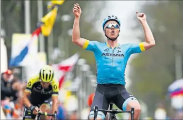  ??  ?? EL MÁS LISTO. Michael Valgren celebra su triunfo en la Amstel ante un Kreuziger al que batió en meta.