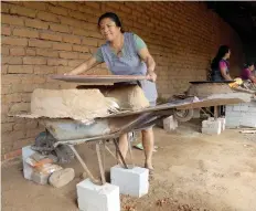  ??  ?? Para elaborar el fogón se pone arena, una lámina y una base de barro para la leña.