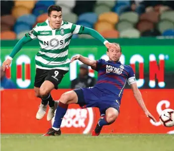  ??  ?? Bressan estica-se para impedir a progressão de Acuña no terreno