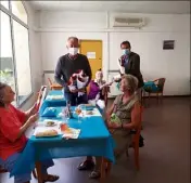  ?? (Photo B. D.) ?? Le maire Richard Strambio et son adjoint Alain Hainaut ont sacrifié à la tradition dans un contexte très particulie­r.