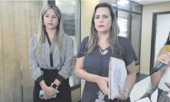  ?? ?? La funcionari­a Soledad Blanco y la senadora Kattya González presentaro­n ayer su apelación.