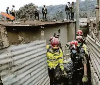  ?? Oliver de ROS/AP ?? Bombeiros retiram corpo de local atingido pela lama do Vulcão do Fogo, que explodiu anteontem