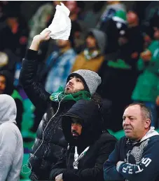  ??  ?? Houve lenços brancos nas bancadas de Alvalade