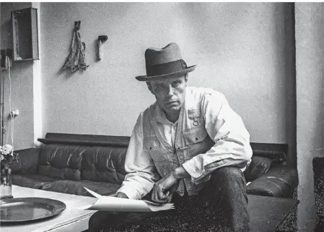  ?? FOTO: HORST OSSINGER/DPA ?? Joseph Beuys im Juni 1967 in seinem Düsseldorf­er Atelier.