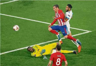  ?? — Reuters ?? Dazzling: Atletico Madrid’s Antoine Griezmann scoring the second goal against Marseille in the Europa League final at the Groupama Stadium on Wednesday.