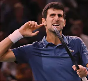  ??  ?? Novak Djokovic, 31 anni, esulta nella semifinale di Bercy: è a 22 vittorie di fila EPA