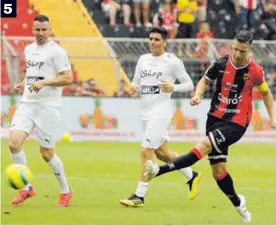  ?? FOTOS: GRACIELA SOLÍS ?? 1. Gabas festejó dos goles; uno vestido de blanco, con el equipo de sus amigos; el otro, con los actuales jugadores de la Liga, enfundado en la rojinegra. 2. La despedida permitió una pizca de humor en el inicio del juego: Doña Merry salía avante con...