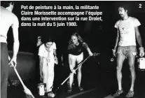  ??  ?? Pot de peinture à la main, la militante Claire Morissette accompagne l’équipe dans une interventi­on sur la rue Drolet, dans la nuit du 5 juin 1980.