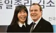  ?? Foto: dpa ?? Gerhard Schröder und Soyeon Kim ha ben in Seoul geheiratet.