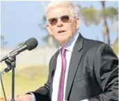  ?? Picture:SIVENATHI GOSA ?? PAST AND PRESENT: Former Cambridge pupil Leslie Ruhrmund, who was in the class of 1968, delivering his speech during Cambridge Primary and High School’s 139th anniversar­y