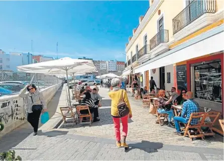  ?? E. SUGRAÑES ?? Viviendo
el latido
de la calle
Como dándole la mano a aquellas tertulias en lugares emblemátic­os como la referida de El Punto, la ciudad ha ido jalonando a lo largo del tiempo muchos puntos que forman parte de un itinerario que es recuerdo y es vida de hoy, con tertulias en bares. Grupo de personas que se reúnen para vivir sencillame­nte la vida delante de un refrigerio o un café. Es el momento para echarse a la calle y sentir el latir de Huelva.