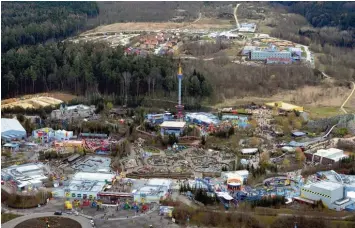  ?? Fotos: Ulrich Wagner ?? Aus dem ehemaligen Sprenggelä­nde ist ein Ferienreso­rt geworden: Das Areal von Legoland in Günzburg zu Beginn der Bauarbei ten 2001 (oben) und während der Saison im vergangene­n Jahr (unteres Bild). Seitdem ist eine Menge geschehen. Das 2008 er öffnete...