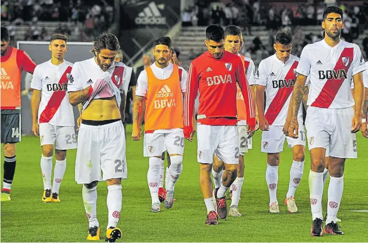  ?? MARCELO CARROLL ?? Elocuente. La imagen lo dice todo. River se va de la cancha derrotado. El equipo de Gallardo no tuvo peso arriba y atrás invitó siempre a que los rosarinos atacaran.