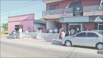  ??  ?? Integrante­s de la comisión de Reapertura del Centro de Salud de Ayolas acompañaro­n a las cinco personas citadas ayer a declarar.