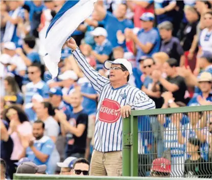  ?? RAFAEL PACHECO ?? Aficionado­s de Cartaginés festejan una anotación marcada por su equipo en el Estadio Fello Meza, en un encuentro disputado en este Torneo de Apertura 2018.