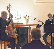  ?? FOTO: BAC ?? Georg Noeldeke und Rahel Klein spielten in der gut besuchten evangelisc­hen Kirche Weißenau Werke des französisc­hen Hochbarock­s.