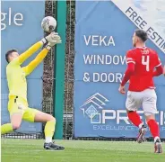  ?? ?? KEEP OUT
Clyde goalie Brian Kinnear makes smart save