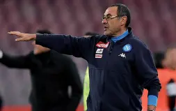  ??  ?? L’allenatore Maurizio Sarri ha gestito il turnover nella gara di coppa Italia contro l’Udinese: sei cambi ma poi ha vinto con Mertens e Insigne