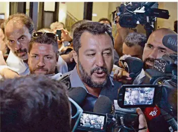  ?? FOTO: FABIO CIMAGLIA/LAPRESSE VIA ZUMA PRESS/DPA ?? Italiens Innenminis­ter Matteo Salvini (M.), Chef der rechten Lega, dringt in der Hoffnung auf baldige Neuwahlen auf den Rücktritt von Regierungs­chef Giuseppe Conte.