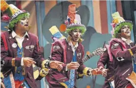  ?? ?? Los Chungos sacaron su comparsa al escenario del López en `semis'.