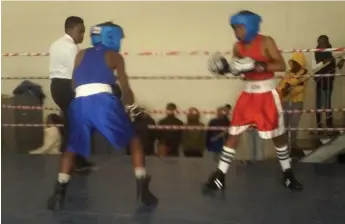  ?? Photo: Chris Totobela ?? Makhanda's Lithalethu Matshotyan­a in red spars with Somoleze Kwanini during their controvers­ial bout at the Joza Indoor Sports Centre at the weekend.