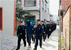  ??  ?? Police in Dao County, Hunan Province, arrest suspected banknote counterfei­ters