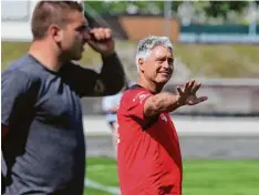  ?? Foto: Michael Hochgemuth ?? Der SV Mering geleitet von den Trainern Gerhard Kitzler (rechts) und Christian Cappek testet am Samstag beim TSV Grünwald.