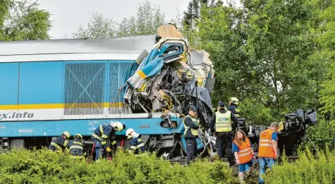  ?? Foto: Chaloupka Miroslav, CTK, dpa ?? Ein aus München kommender Expresszug ist in Tschechien mit einem Personenzu­g zusammenge­stoßen. Die Strecke an der Unfallstel­le ist eingleisig. Möglicherw­eise hat der Lokführer aus Bayern zwei Warnsignal­e missachtet.