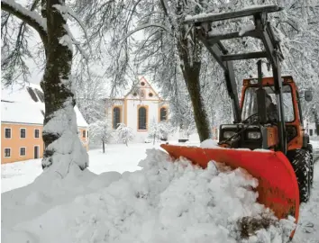  ?? Fotos: Andreas Lode ?? Auch die Klosteranl­age in Oberschöne­nfeld versank gestern im Schnee. Ein Traktor rückte an, um mit einem Schneepflu­g die Wege auf dem Gelände wieder begehbar zu machen.