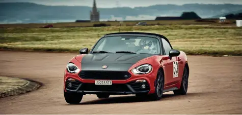  ?? CHRISTIAN GRUND ?? Helm auf, Sportmodus an: Der Abarth 124 Spider ist ein vorzüglich­es Track-Day-Tool.