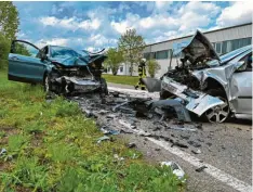  ?? Foto: Lukas Horsch, Feuerwehr Landshause­n ?? Die Straße bei Syrgenstei­n war nach einem Unfall rund fünf Stunden lang gesperrt.