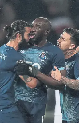  ?? FOTO: AP ?? Marega, indignado por los insultos racistas recibidos, se fue del campo