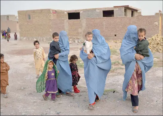  ??  ?? لاجئات افغانيات يتركن منازلهن تحسبا للصراع الدائر بين طالبان والقوات الحكومية في حيرات