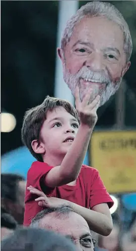  ?? LEO CORREA / AP ?? Un niño con una careta de Lula en un festival, el 28 de julio en Río