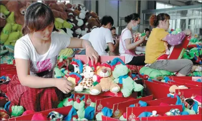  ?? SI WEI / FOR CHINA DAILY ?? Workers make toys for export to Europe in Ganyu, Jiangsu province. China’s export value in the first quarter accounted for 11.3 percent of all global trade, according to the World Trade Organizati­on.