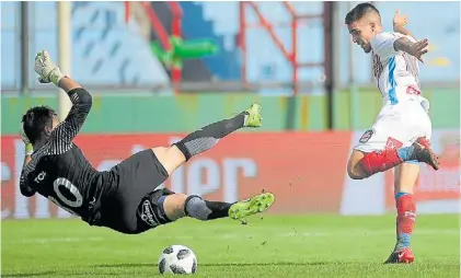  ?? FOTOBAIRES ?? El segundo. Lomónaco define ante Ledesma. Arsenal goleó y festejó con la promesa de volver.