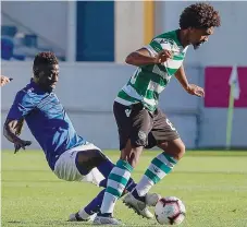  ??  ?? Shafiu, do Feirense, trava Bruno Paz