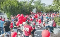  ?? (Noam Feiner) ?? PARTICIPAN­TS IN THE alternativ­e Jerusalem Day event, March of the Families, receive balloons yesterday.