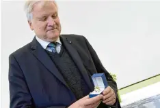  ?? Foto: Marcus Merk ?? Den Ehrenring mit Brillant des Landkreise­s Augsburg erhielt am Freitag Ministerpr­ä sident Horst Seehofer: Dank seiner Initiative wird das Klinikum zur Uniklinik. Gleich zeitig erhält Augsburg eine medizinisc­he Fakultät. Nach Studien bringt die Entwick...