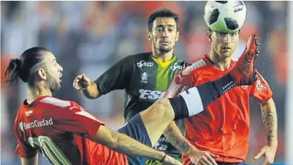  ?? (TÉLAM) ?? Defensa, en Avellaneda. El Halcón le ganó ayer 1-0 a Independie­nte en el Libertador­es de América.