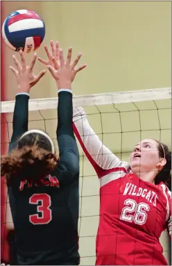  ?? TIM MARTIN/THE DAY ?? Fitch’s Ryana Kelsey (3) attempts to block a shot by Norwich Free Academy’s Meghan Goldstein during Monday’s Eastern Connecticu­t Conference Division I volleyball showdown in Groton. The Falcons won 3-2 to take over first place in the division while...