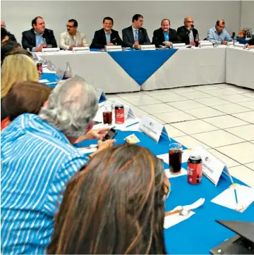  ??  ?? Reunión. Los directivos de la CAMARASAL se reunieron con el candidato presidenci­al del FMLN, Hugo Martínez, para escuchar sus propuestas y al mismo tiempo entregar sus recomendac­iones.