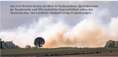  ?? FOTO: DPA ?? Der Qualm des Moorbrande­s zieht über ein Feld in Meppen. Das Feuer wurde durch einen Raketentes­t der Bundeswehr ausgelöst.